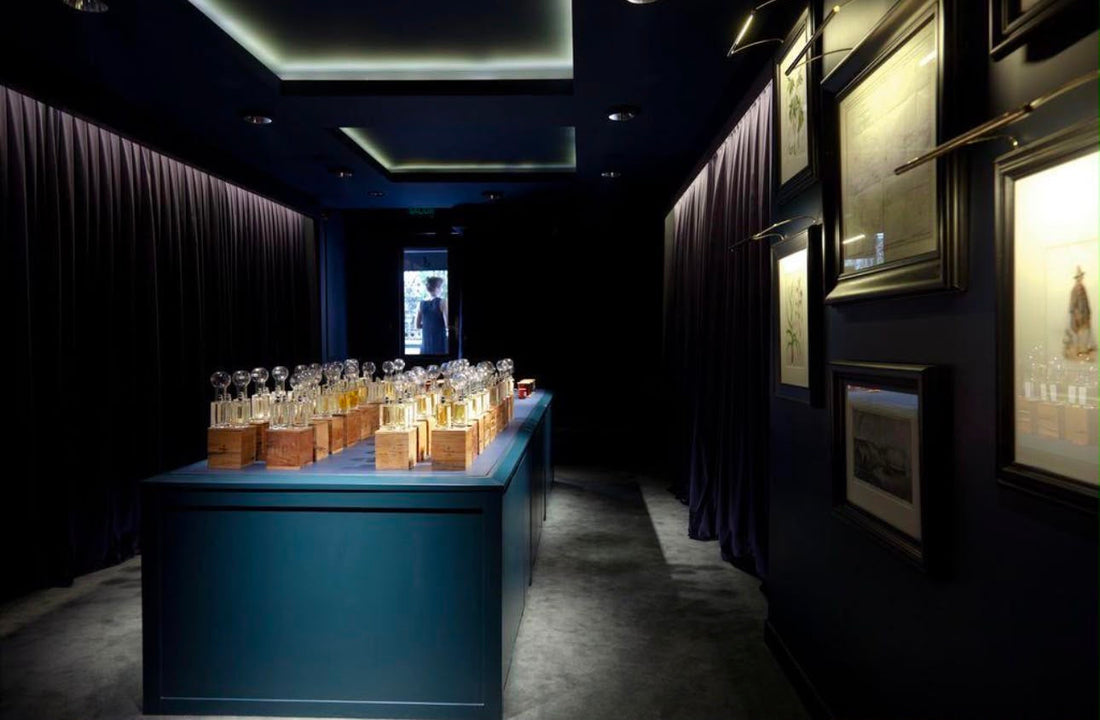 Flacon de parfum de niche posé sur une surface élégante – Evok Store Lyon