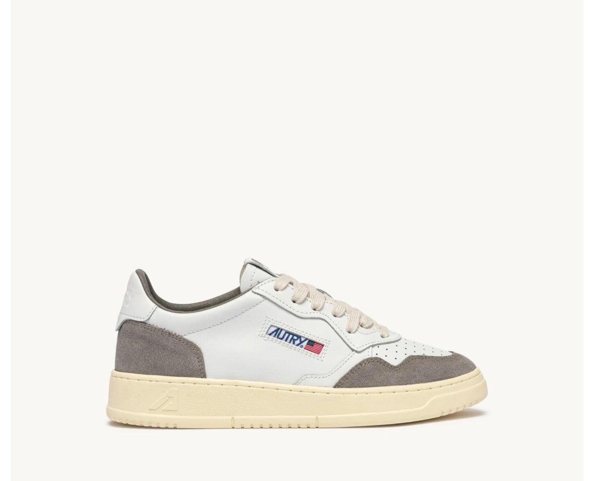 MEDALIST LOW EN CUIR BLANC ET DAIM CIMENT