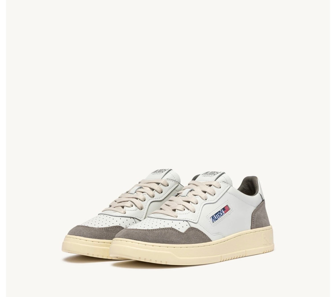 MEDALIST LOW EN CUIR BLANC ET DAIM CIMENT