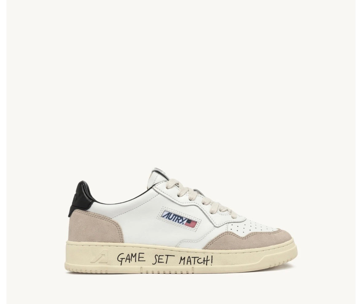 MEDALIST LOW EN DAIM ET CUIR BLANC ET NOIR AVEC LETTERING