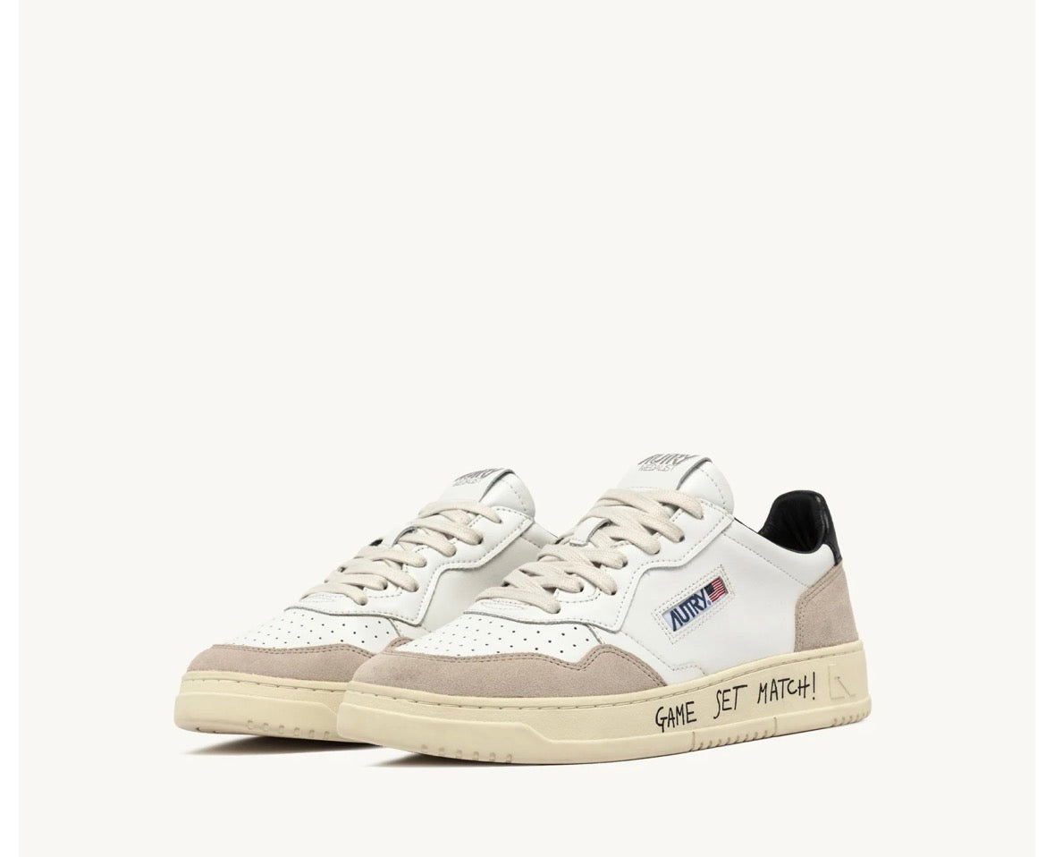 MEDALIST LOW EN DAIM ET CUIR BLANC ET NOIR AVEC LETTERING